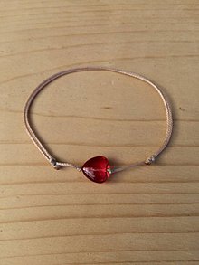 Náramky - jednoduchý šnúrkový náramok s červeným srdcom (Béžová) - 11866432_