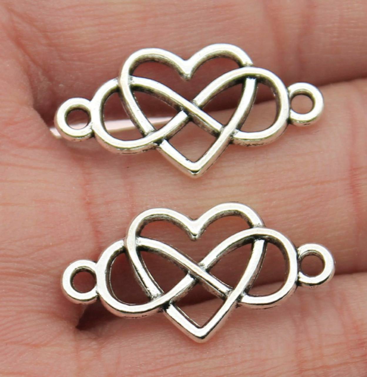 CO104 Konektor srdiečko 1,3 x 2,5 cm