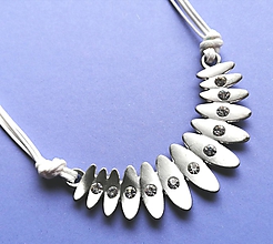 Náhrdelníky - Šnúrkový náhrdelník so štrasovým príveskom, výpredaj - 11874982_