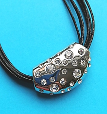 Náhrdelníky - Šnúrkový náhrdelník s príveskom a štrasom, výpredaj - 11874994_