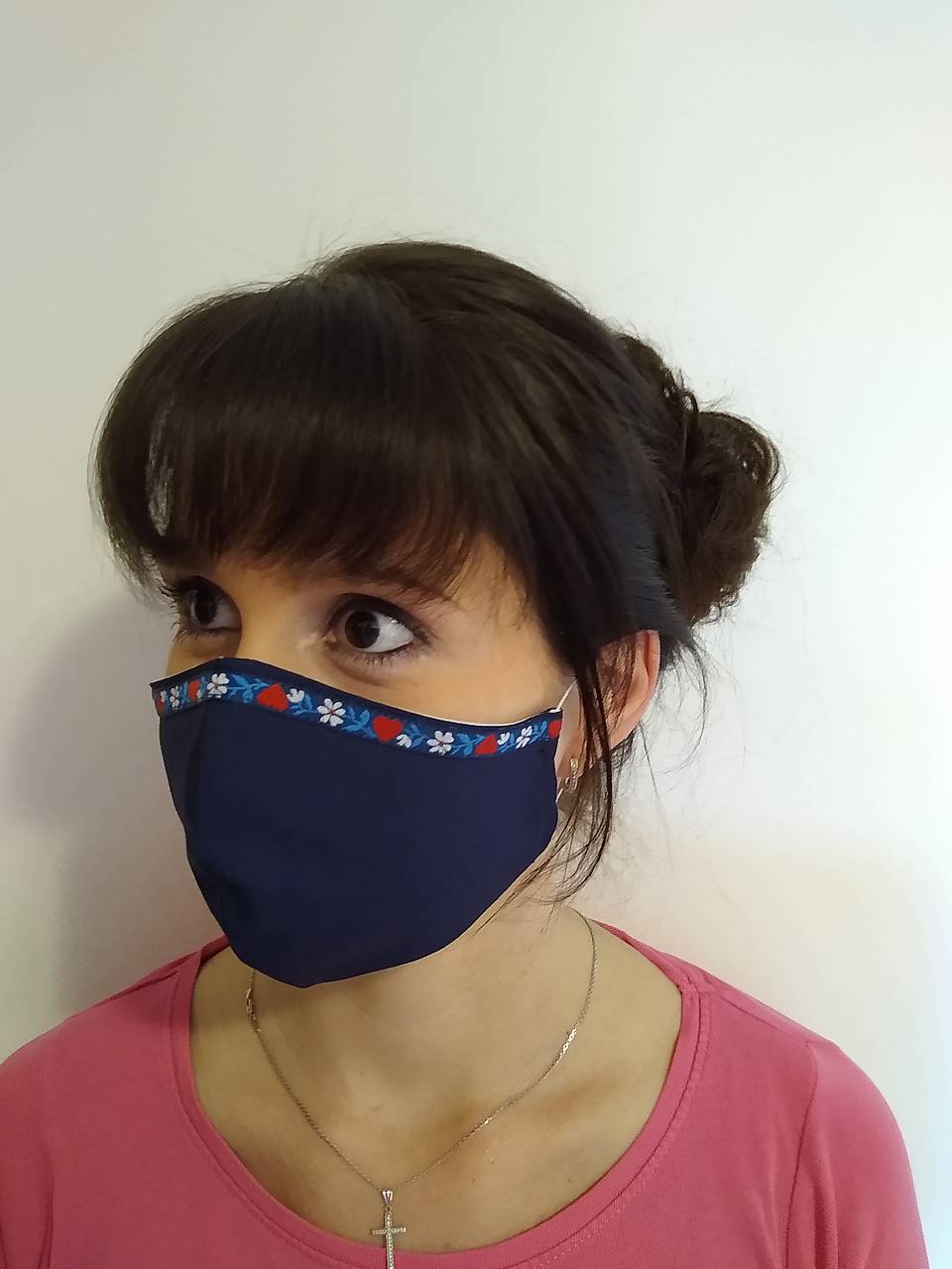 Dizajnové rúško srdiečka páska tmavomodré tvarované dvojvrstvové