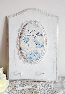 Nábytok - vintage vešiak s modrými ružami - 11880103_
