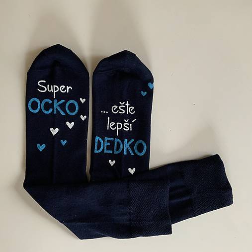 Maľované pánske ponožky s nápisom : "Super OCKO (starký)/ ešte lepší DEDKO (prastarký)" (tmavomodré)