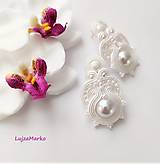 Náušnice - Fedora s bielou perlou napichovacie náušnice - 11894814_