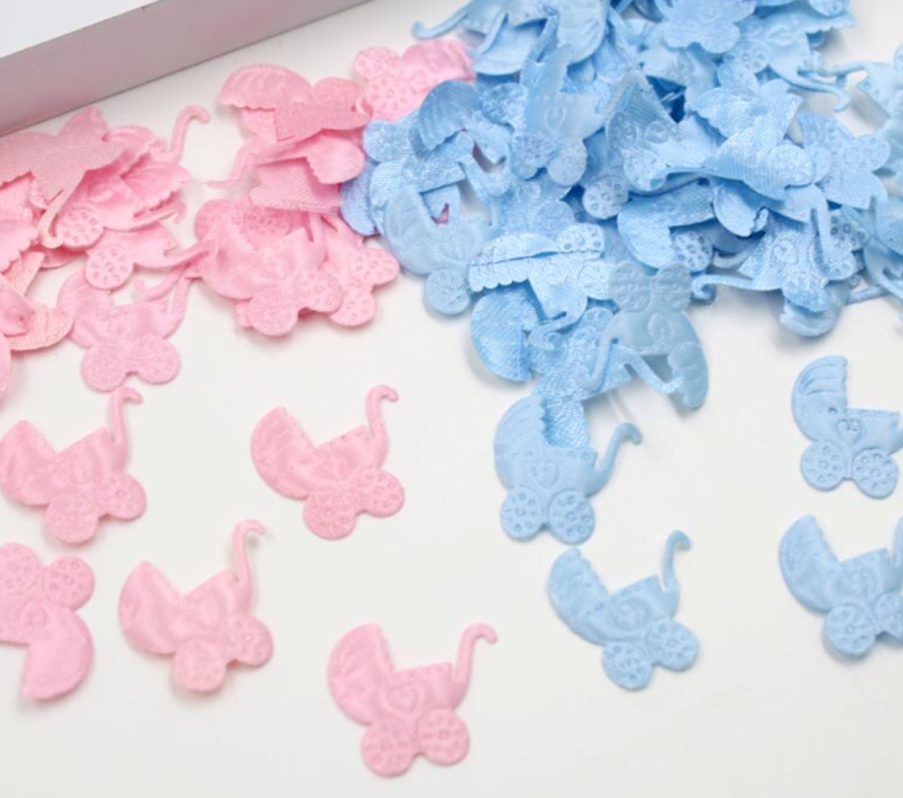 AP101 Saténová aplikácia kočiarik 3 x 2,5 cm 