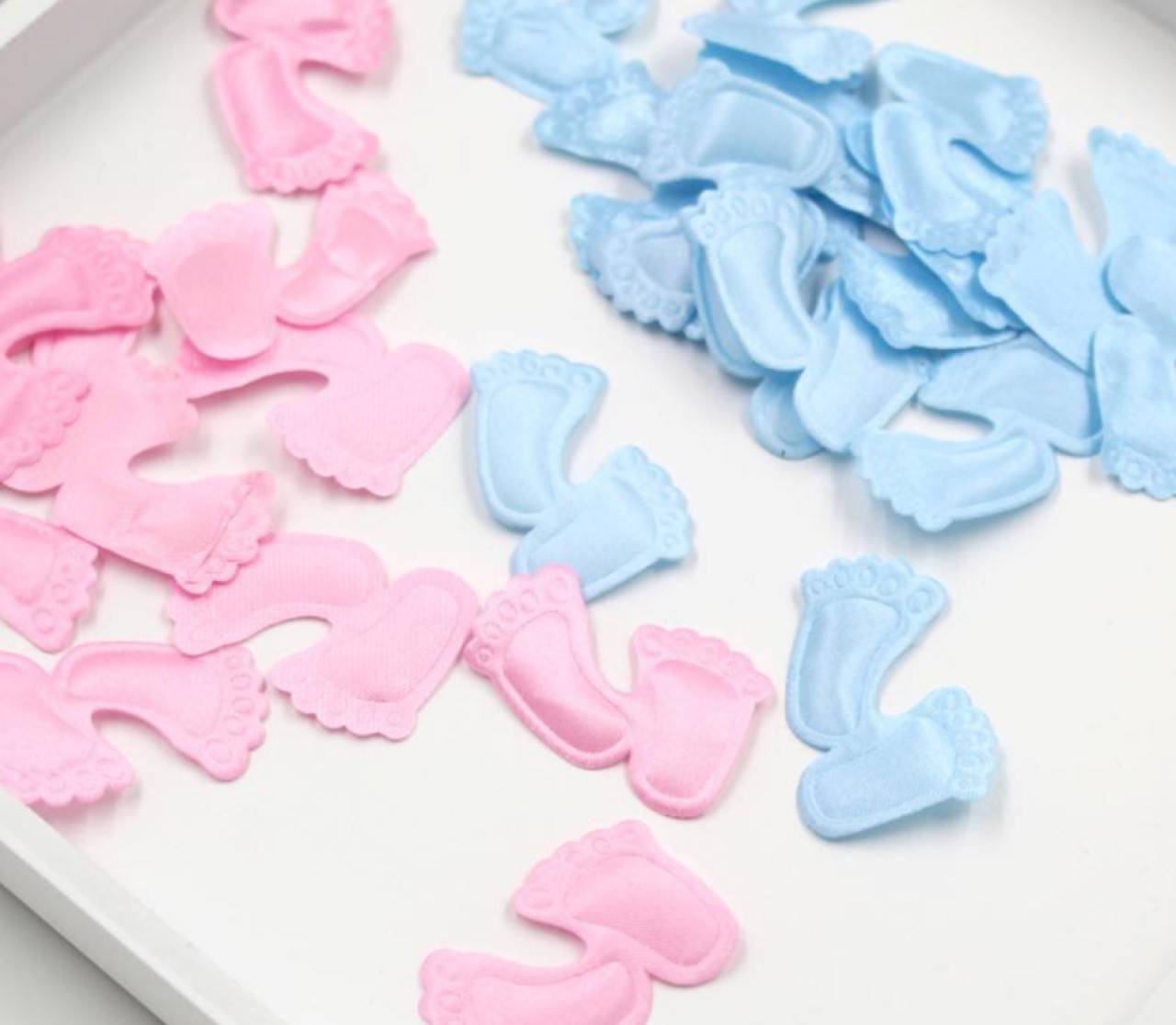 Saténová aplikácia nožičky 3,5 x 2,5 cm