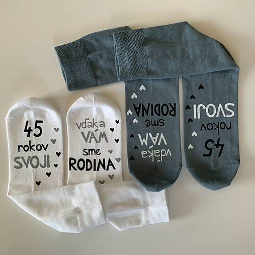 Maľované ponožky k výročiu svadby ako darček od deti (sivé + biele)
