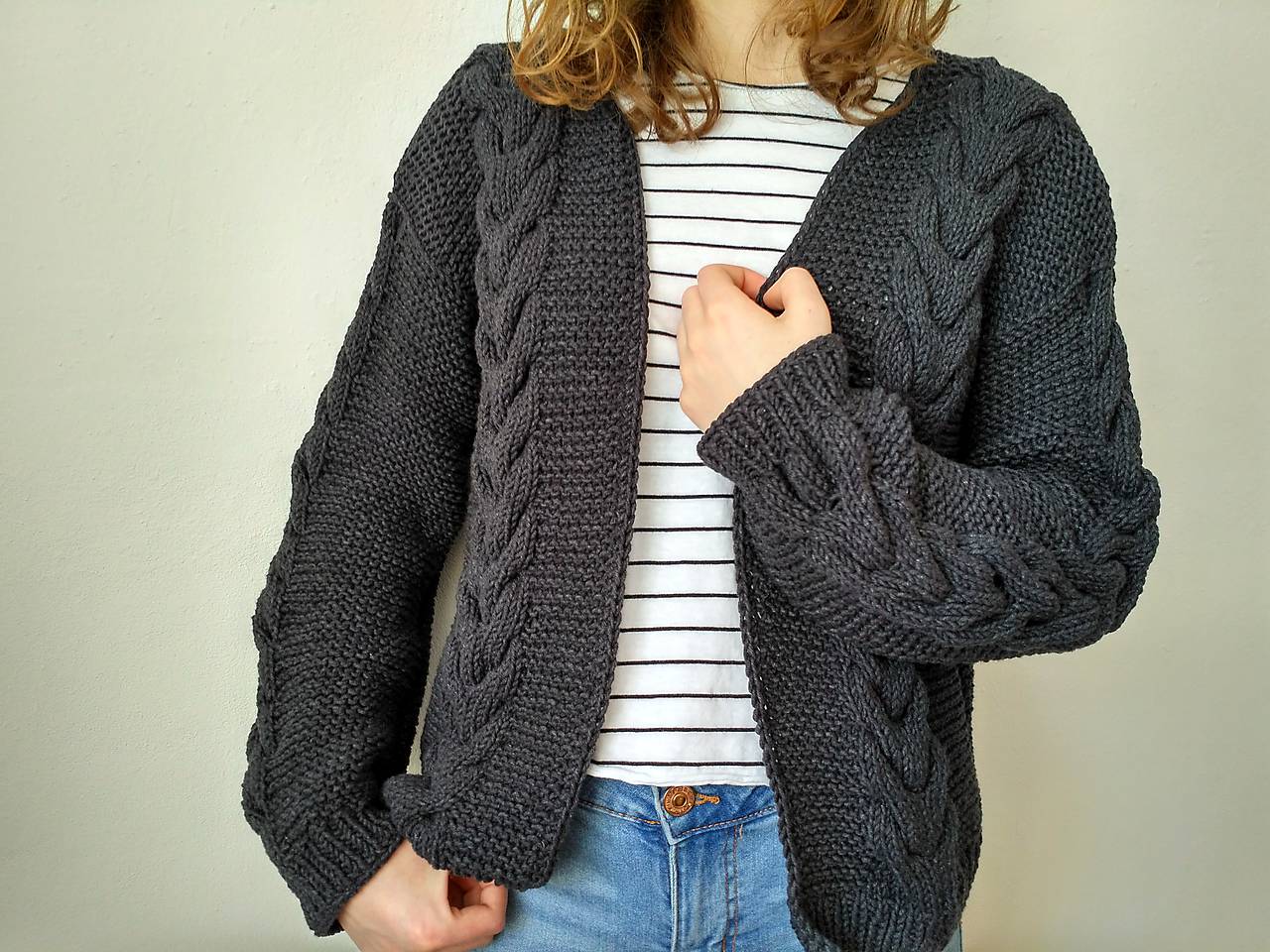 Pletený sivý sveter