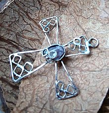 Náhrdelníky - Keltský krížik so zlomkom ametystu - 11921315_