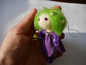 Dekorácie - plstená bábika vo fialovom s korálkami - 11935487_