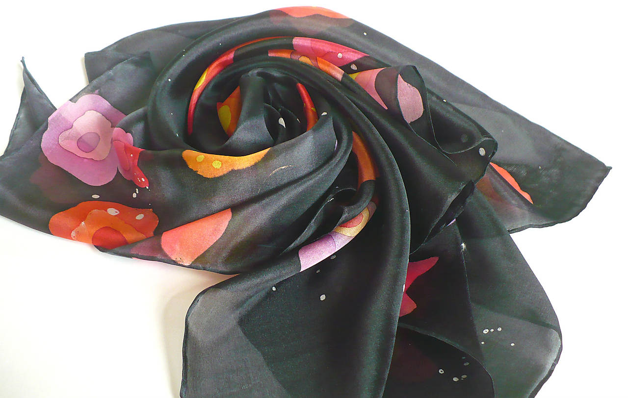 Černý hedvábný šátek.