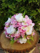svadobná kytica s ružovou hortenziou a ružami