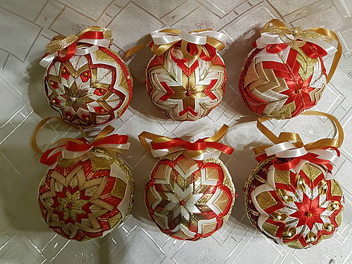  - Vianočná patchworková guľa..8 cm - 11952232_