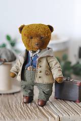 Dekorácie - Ručne šitý medvedík Mason s kufríkom - 11955285_