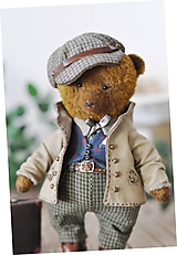 Dekorácie - Ručne šitý medvedík Mason s kufríkom - 11955288_