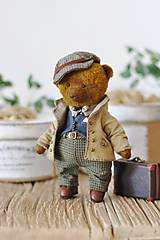 Dekorácie - Ručne šitý medvedík Mason s kufríkom - 11955293_