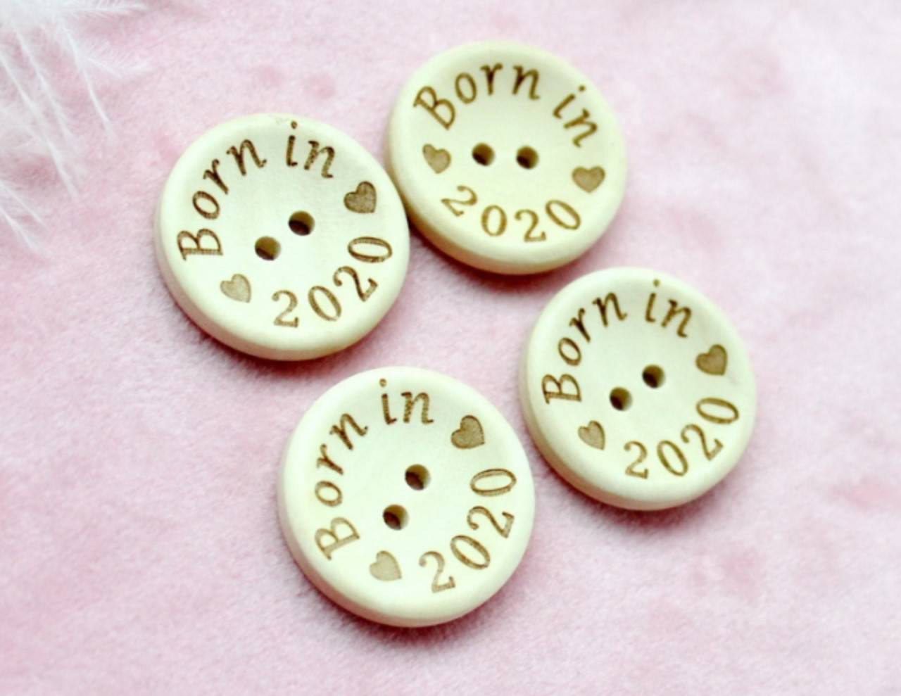 G104 Gombíček drevený 1,5 cm Born in 2020, 2021 (Born in 2020)