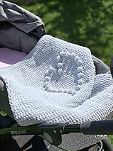 Detský textil - Háčkovaná deka so srdiečkom sivá - 11974016_