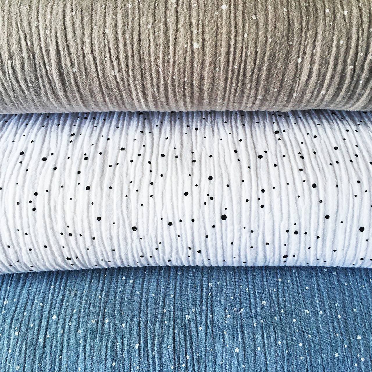 bodkovaný 100 % bavlnený mušelín chladné odtiene, šírka 130 cm