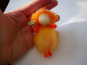 Dekorácie - plstená bábika pomarančová s kvetinkou - 11972602_