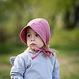 Detské čiapky - Mušelínový čepiec aubergine - 11976768_