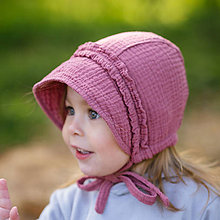 Detské čiapky - Mušelínový čepiec s volánmi aubergine - 11976779_