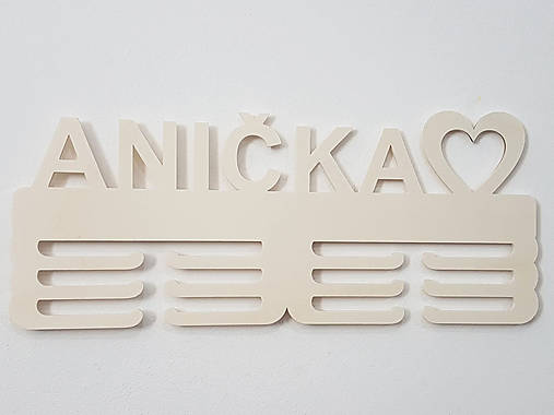 Vešiak na medaily s menom a SRDIEČKO 45cm