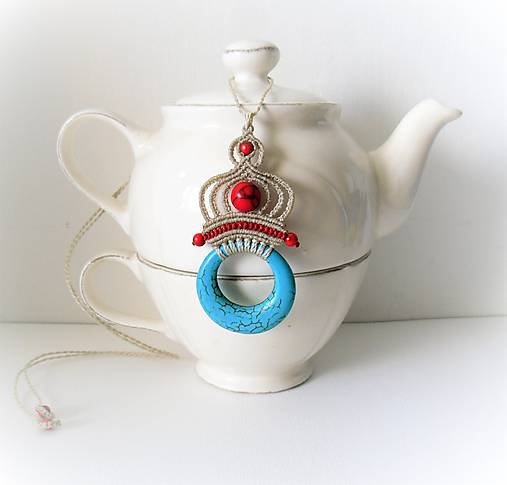 Macramé náhrdelník, macramé prívesok s modrým a červeným tyrkysom