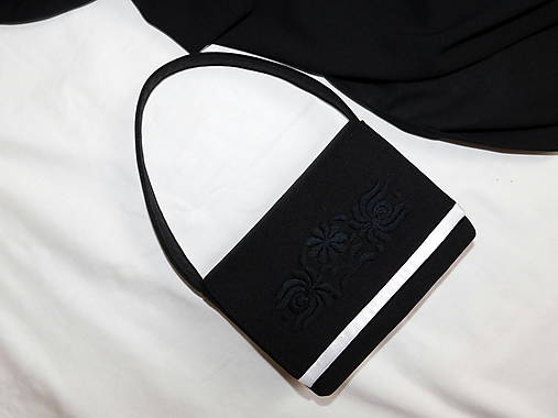 Kabelky - Ručne vyšívaná kabelka - 11981382_