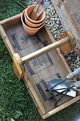 Nábytok - Prenosná drevená debnička do záhrady - 11992593_