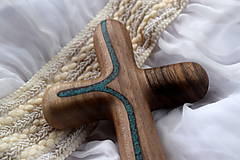 Dekorácie - Svadobný krížik z orechového dreva (modré fosforové kryštáliky) - 11998450_