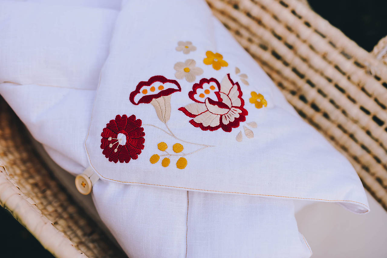 Vyšívaná ľanová zavinovačka červená