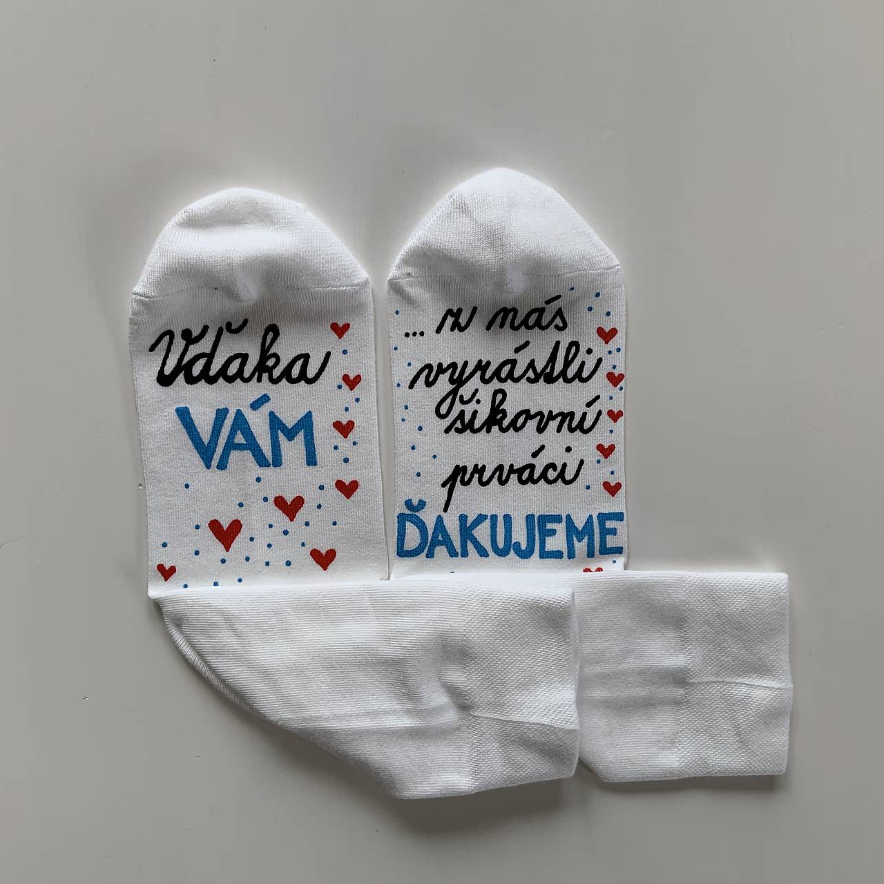 Maľované ponožky pre pani učiteľku ako poďakovanie od predškolákov (2)