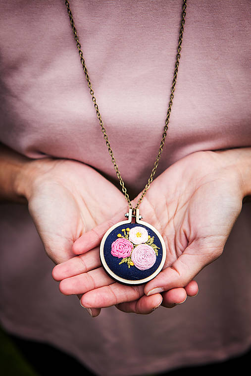 Vyšívaný náhrdelník "Čaro kvetín"