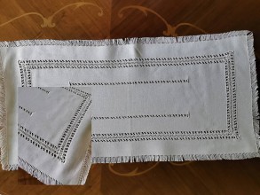 Úžitkový textil - Ručne vyšívaný obrus (33x67 cm - Biela) - 11998957_