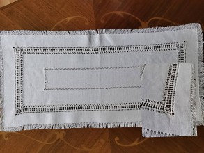 Úžitkový textil - Ručne vyšívaný obrus (33x67 cm - Biela) - 11998960_