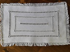 Úžitkový textil - Ručne vyšívaný obrus (22x33cm - Biela) - 11999000_