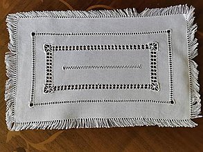 Úžitkový textil - Ručne vyšívaný obrus (22x33cm - Biela) - 11999003_