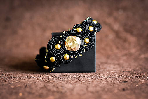 Náramky - Čierno-zlatý soutache náramok - 12006603_