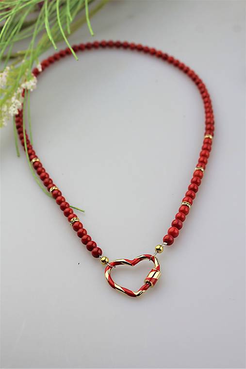 Koral náhrdelník s karabínkou v tvare srdca