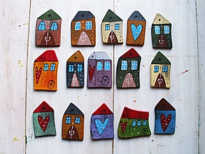 Materiál ručne robený - Maľované drevené gombíky - domčeky - 12012406_