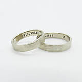 Prstene - Sme párik Nežných drsňákov :-) Obrúčky ryhované, zlaté - 12013744_