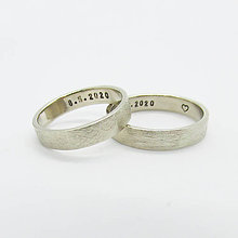 Prstene - Sme párik Nežných drsňákov :-) Obrúčky ryhované, zlaté - 12013744_