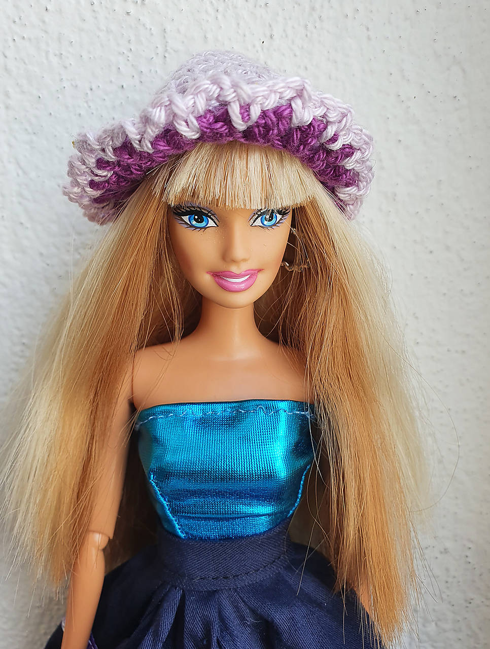Fialový klobúčik pre Barbie