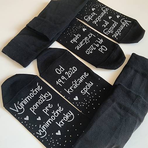 Maľované ponožky pre novomanželov s nápisom "Výnimočné ponožky pre výnimočné kroky/ Od (dátum) kráčame spolu (čierne)