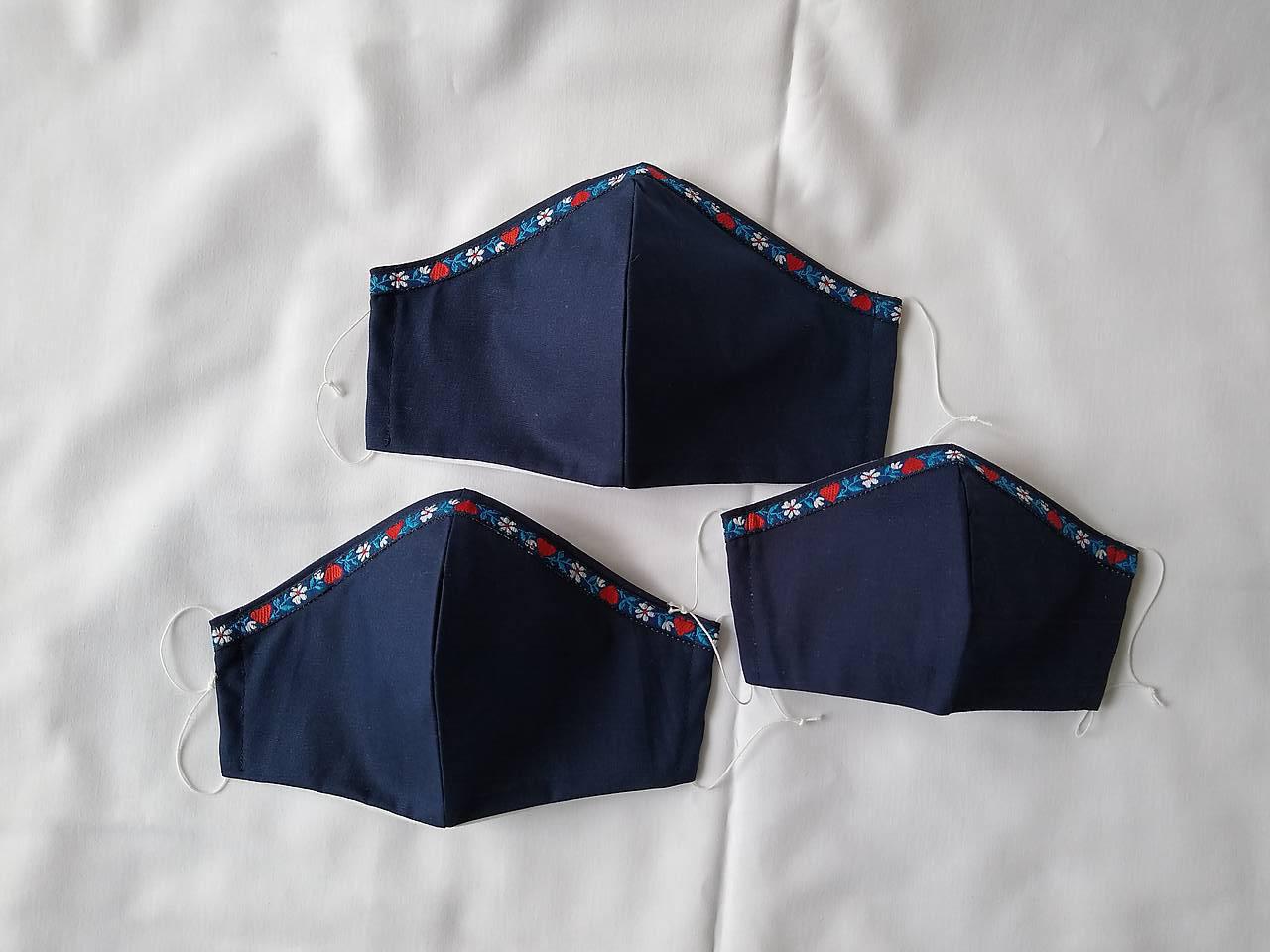 Set dizajnové rúška folklórna rodina modré tvarované dvojvrstvové