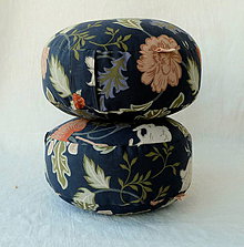 Úžitkový textil - FILKI šupkový sedák (hríbik) 8 cm (tmavosivý s kvetmi) - 12021892_