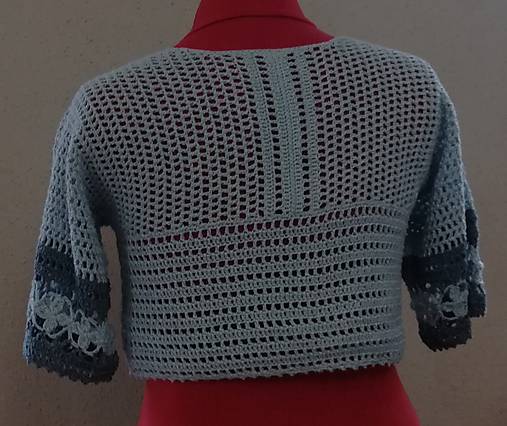 Háčkovaný crop top