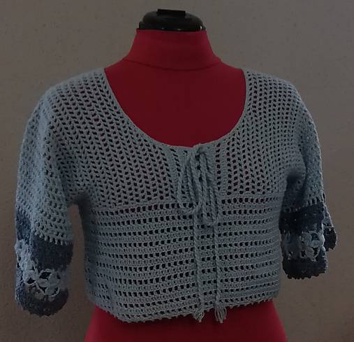 Háčkovaný crop top