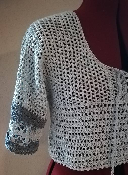 Háčkovaný crop top